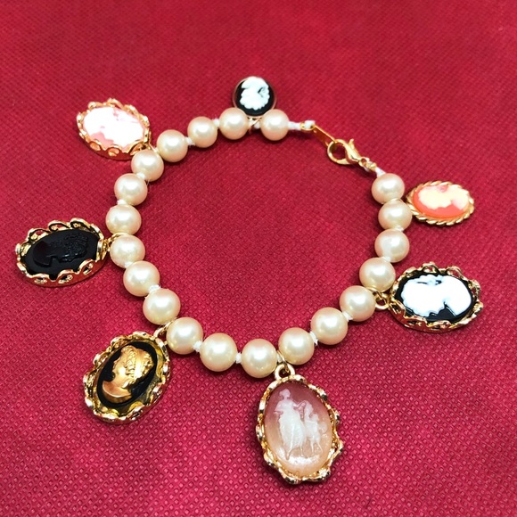 Vintage Jewelry - 🆕Funky Mixed Vintage Cameo Pearl Bracelet